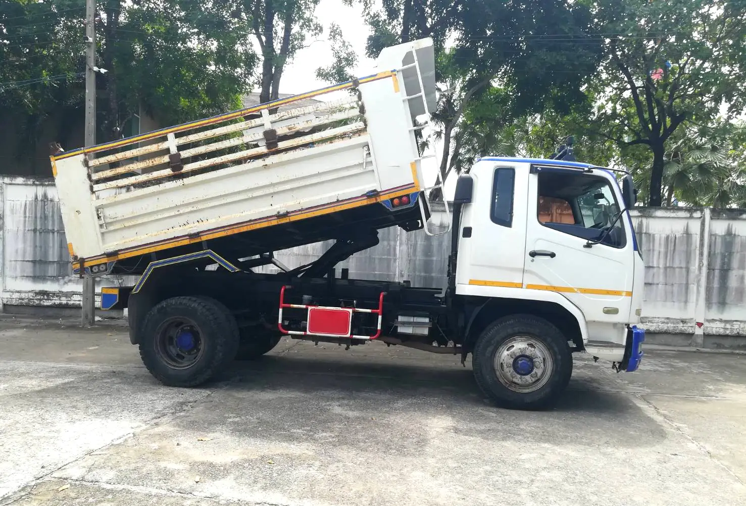 MITSUBISHI FUSO 6 ล้อ ดั้ม  240 แรงม้า