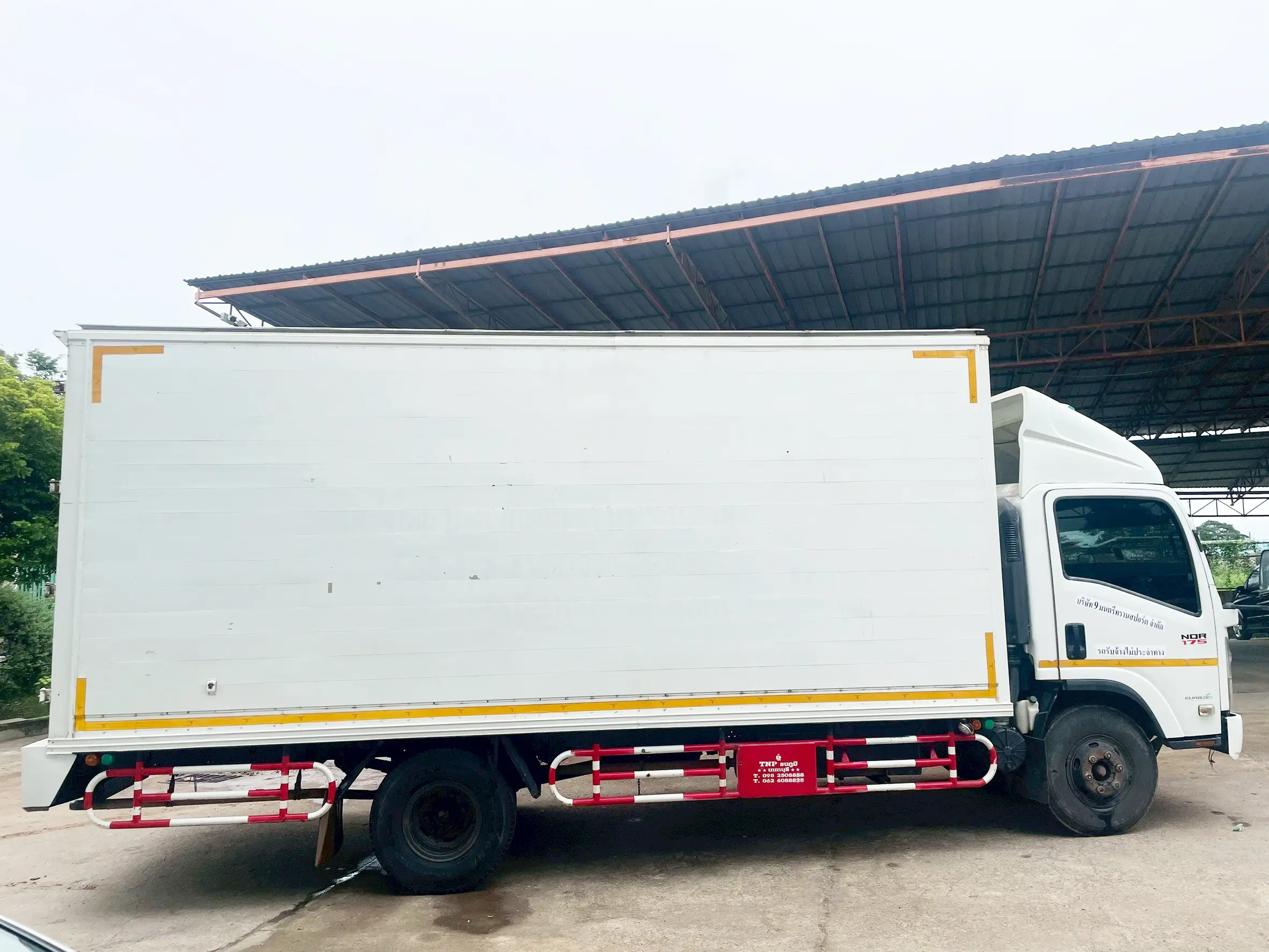 ISUZU NQR 75 175 แรง ปี 58 6 ล้อตู้ 3 บาน