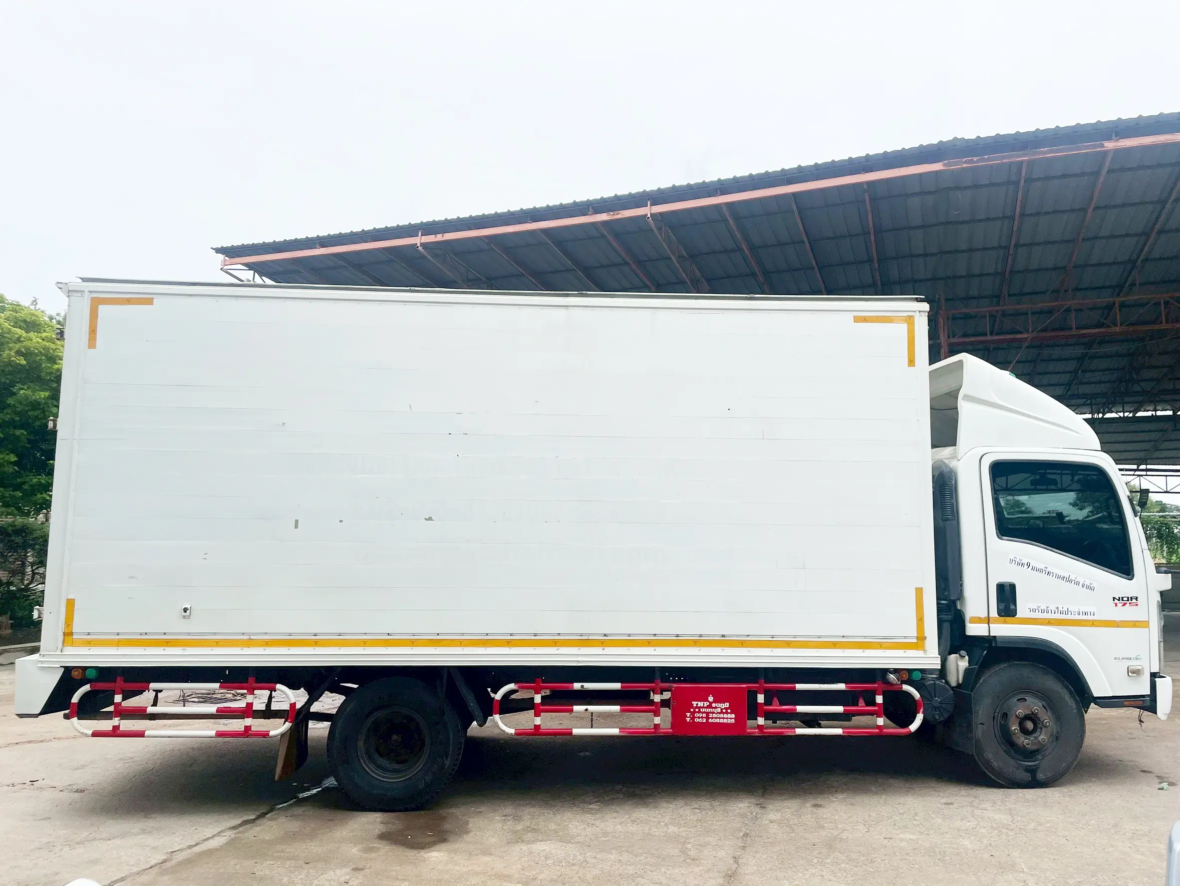 ISUZU NQR 75 175 แรง ปี 58 6 ล้อตู้ 3 บาน