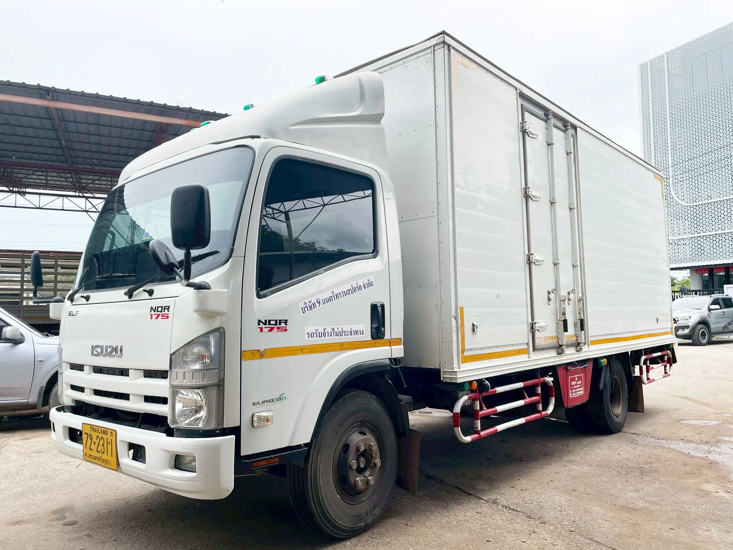 ISUZU NQR 75 175 แรง ปี 58 6 ล้อตู้ 3 บาน
