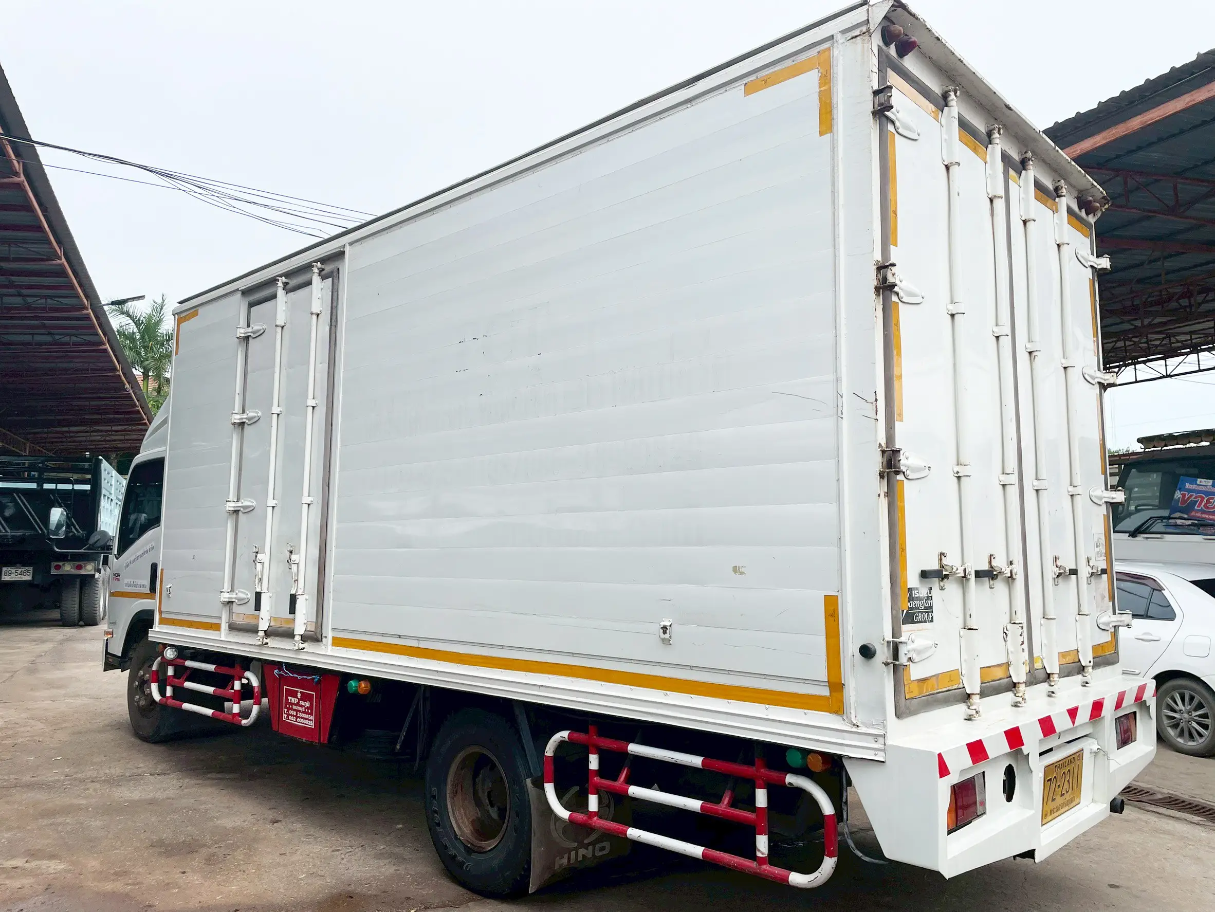 ISUZU NQR 75 175 แรง ปี 58 6 ล้อตู้ 3 บาน