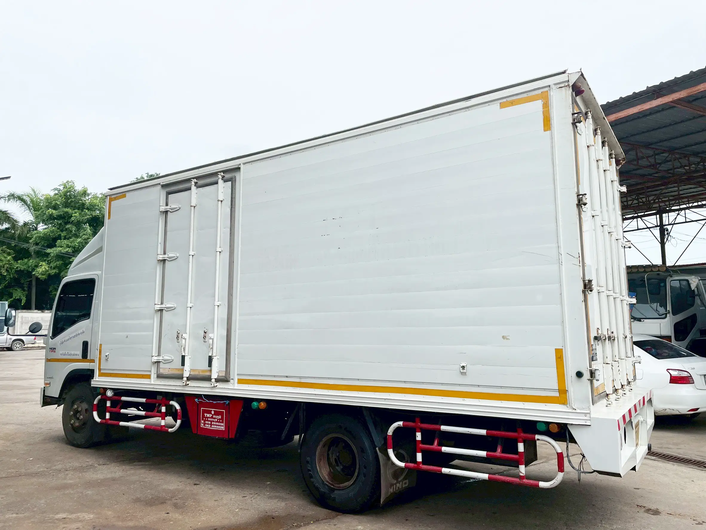 ISUZU NQR 75 175 แรง ปี 58 6 ล้อตู้ 3 บาน