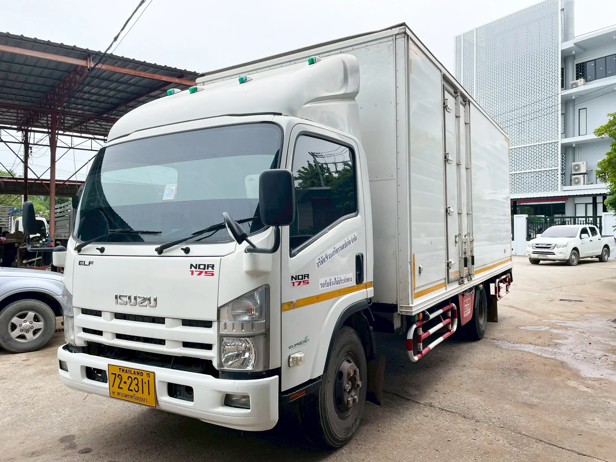 ISUZU NQR 75 175 แรง ปี 58 6 ล้อตู้ 3 บาน